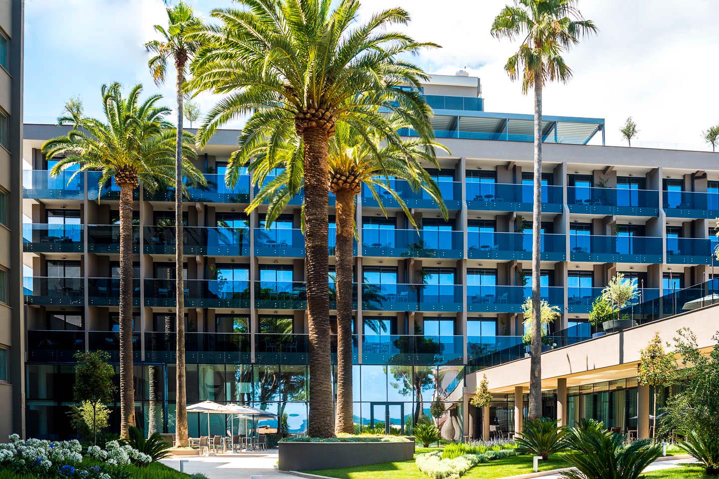 Porto-Fira-Suites-Hotel-in-Santorini-by-Interior-Design-Laboratorium-Yellowtrace-19